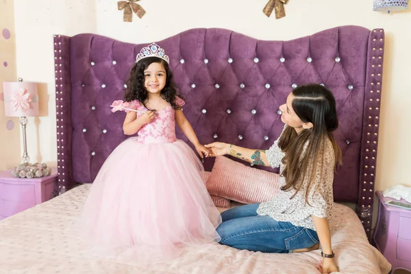 Orgullosa Chica Sosteniendo Varita Mágica Usando Traje Princesa Por Madre — Foto de Stock