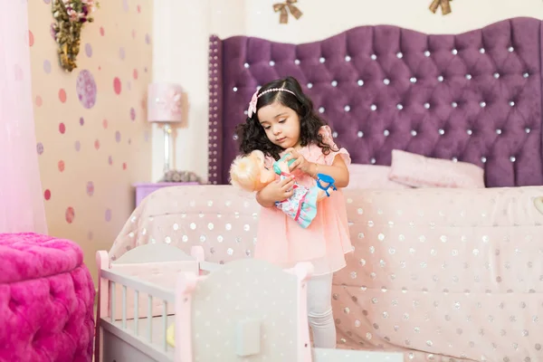 Sevimli Kız Prenses Tema Yatak Beşik Tarafından Duran Bebek Besleme — Stok fotoğraf