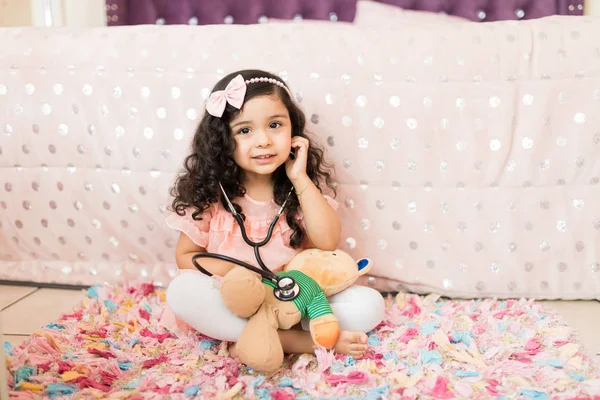 無邪気な幼児少女医師として模倣とぬいぐるみを家庭での健康診断を行うの肖像画 — ストック写真