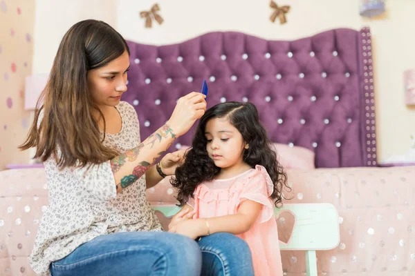 Amare Genitore Femminile Rendendo Capelli Della Figlia Camera Letto Casa — Foto Stock