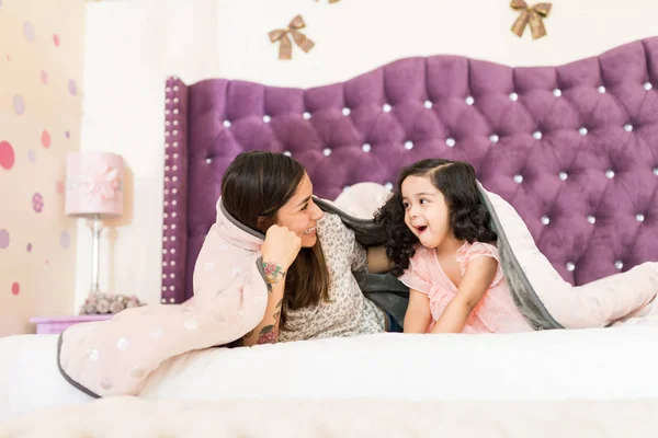 Lúdica Madre Latina Hija Disfrutando Bajo Manta Cama Casa —  Fotos de Stock