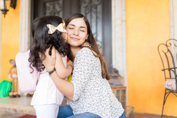 Chica Abrazando Besando Hermosa Mamá Antes Jardín Infantes Fuera Casa —  Fotos de Stock