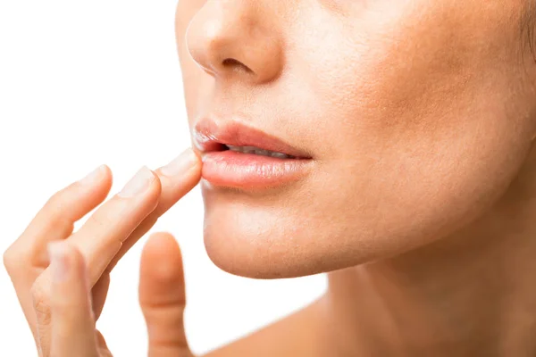 Close Van Vrouw Aanraken Van Zacht Roze Lippen Tegen Witte — Stockfoto