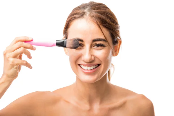 Headshot Orta Yetişkin Kadın Onun Göz Makyaj Fırçası Beyaz Arka — Stok fotoğraf