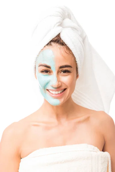 Retrato Mujer Latina Sonriente Hermosa Disfrutando Tratamiento Facial Estudio —  Fotos de Stock