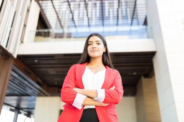 Dış office duran güzel genç kadın yönetici elleri katlanmış