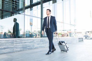 Dış modern ofisine bavul gülümseyen ve iyi görünümlü Yöneticisi