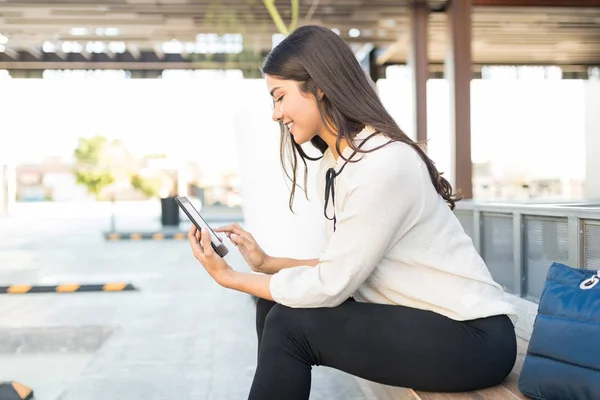 Vista Laterale Del Manager Femminile Che Legge Book Digitale Mentre — Foto Stock