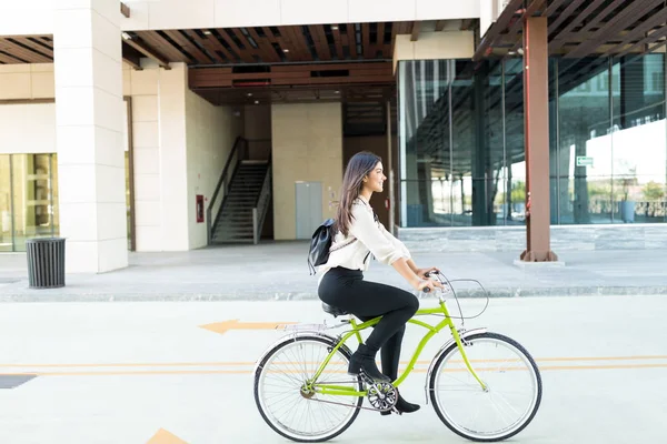 Bicicleta Profesional Femenina Para Conservar Medio Ambiente Ciudad — Foto de Stock