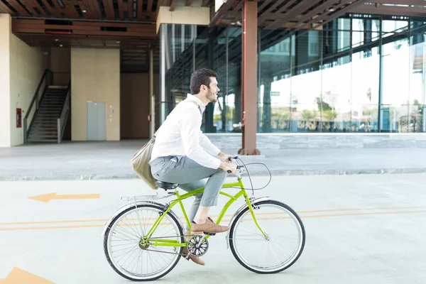 Vista Lateral Los Desplazamientos Ejecutivos Masculinos Bicicleta Mientras Trabajar — Foto de Stock