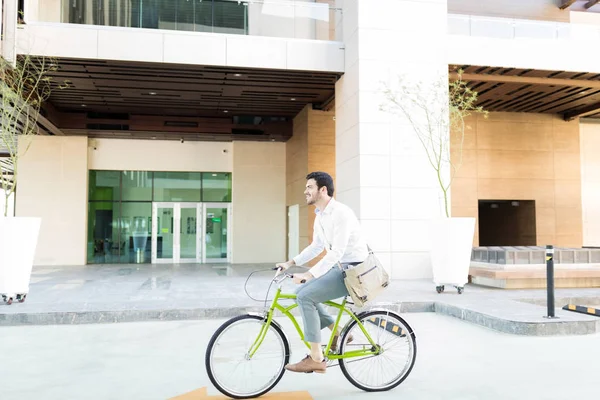 Vista Lateral Del Joven Oficinista Moviéndose Bicicleta Contra Edificio — Foto de Stock