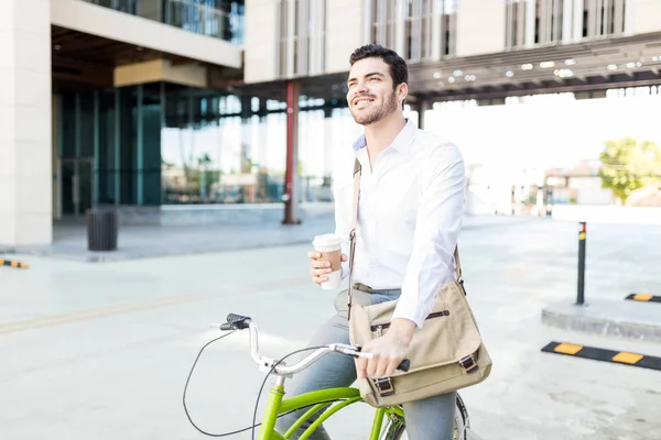 Joven Profesional Tomando Descanso Montar Bicicleta Calle Ciudad — Foto de Stock