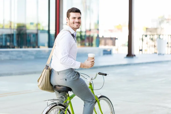 Retrato Del Administrador Sonriendo Mientras Sostiene Taza Desechable Bicicleta Ciudad — Foto de Stock