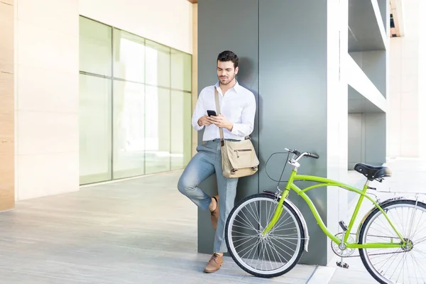 Empresario Respetuoso Con Medio Ambiente Usando Teléfono Inteligente Mientras Apoya — Foto de Stock