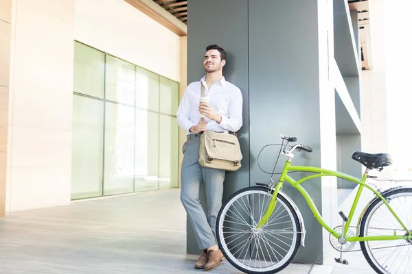 Joven Gerente Masculino Contemplando Mientras Sostiene Taza Desechable Por Ciclo — Foto de Stock