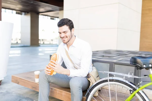 Empresario Hambriento Mirando Tentador Sándwich Durante Hora Del Almuerzo — Foto de Stock