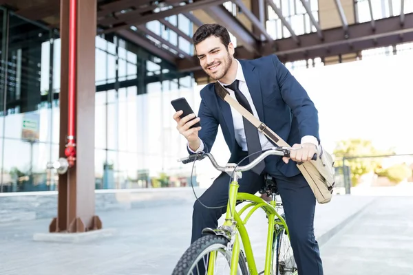 Joven Empresario Positivo Vestido Lectura Formal Buenas Noticias Financieras Mientras — Foto de Stock