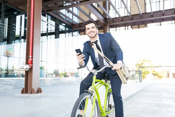 Retrato Hombre Negocios Sonriente Próspero Bicicleta Usando Teléfono Móvil Conexión — Foto de Stock