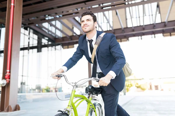 Gerente Determinado Traje Elegante Montar Bicicleta Vintage Ciudad — Foto de Stock