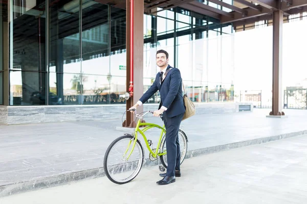 Retrato Hombre Negocios Ecológico Con Bicicleta Pie Calle Urbana — Foto de Stock