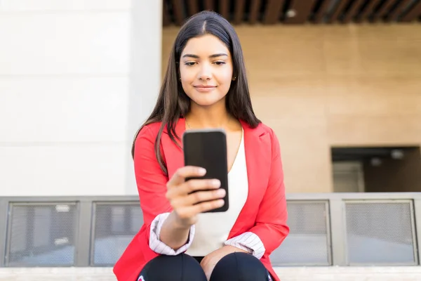 Carino Femminile Esecutivo Lettura Notifica Arrivo Smartphone Mentre Seduto Fuori — Foto Stock