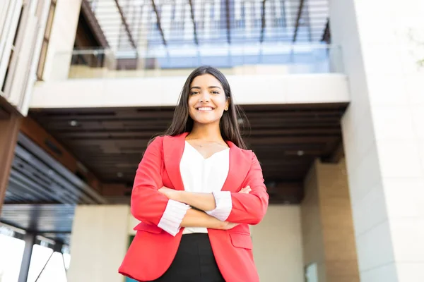 Retrato Bajo Ángulo Una Mujer Hermosa Joven Ceo Pie Con —  Fotos de Stock