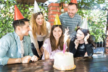Genç kadın looing adlı restoranda arkadaşları sevgi dolu tarafından çevrili iken kek