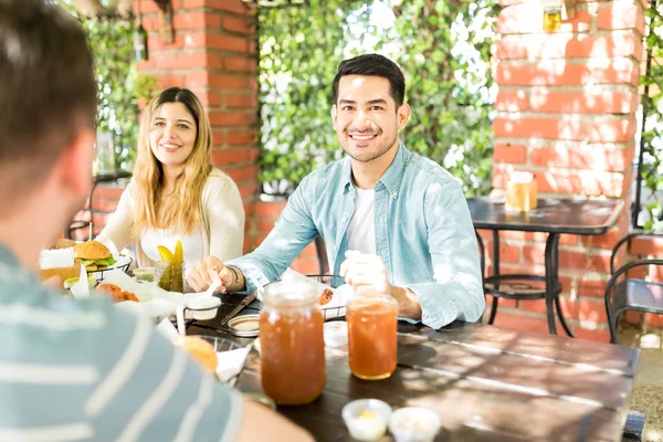 Mulher Bonita Recebendo Cesta Comida Amigo Durante Festa Almoço Restaurante — Fotografia de Stock