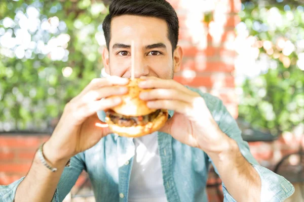 Jovem Animado Comendo Hambúrguer Saboroso Restaurante Livre — Fotografia de Stock