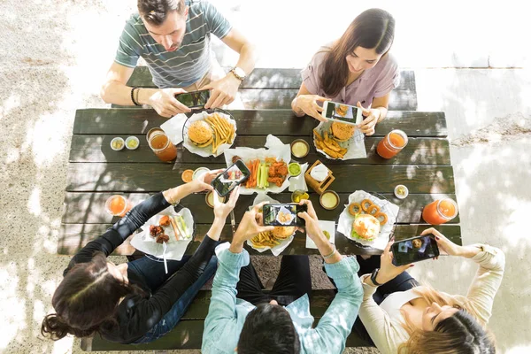 Vista Superior Hombres Mujeres Fotografiando Comida Tienda Hamburguesas —  Fotos de Stock