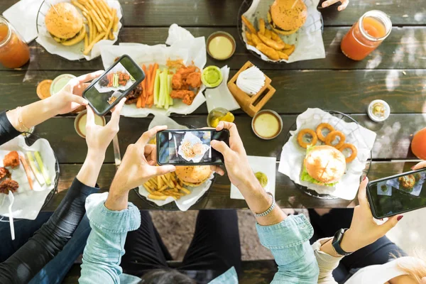 朋友们在户外餐厅闲逛时 拍下快餐的照片 — 图库照片