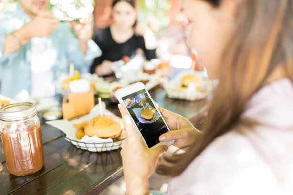 Mujer Fotografiando Tentadora Hamburguesa Smartphone Para Subir Las Redes Sociales —  Fotos de Stock