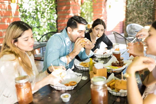 Багатоетнічні Друзі Чоловічої Жіночої Статі Обідають Разом Ресторані Швидкого Харчування — стокове фото