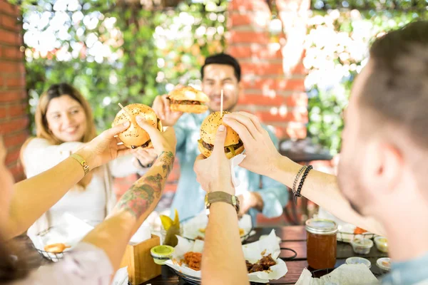 Restoran Partide Reunion Sırasında Çizburger Şerefine Eller Yükselterek Sarsak — Stok fotoğraf