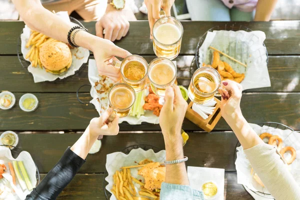 Manos Recortadas Amigos Cariñosos Disfrutando Fin Semana Con Bebidas Alcohólicas — Foto de Stock