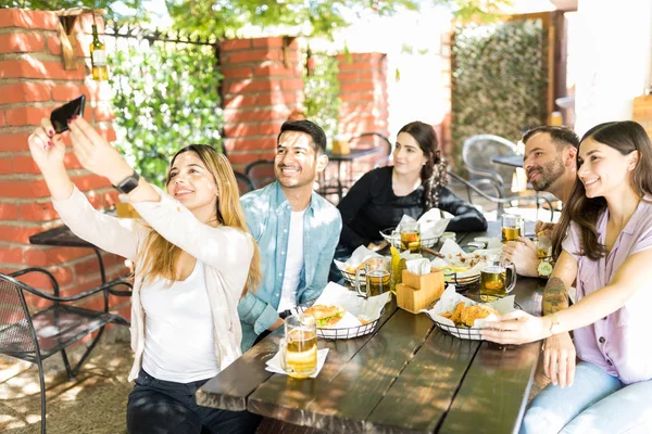 Πολυεθνική Φίλοι Λήψη Selfie Στο Κινητό Τηλέφωνο Ενώ Γεύμα Μαζί — Φωτογραφία Αρχείου