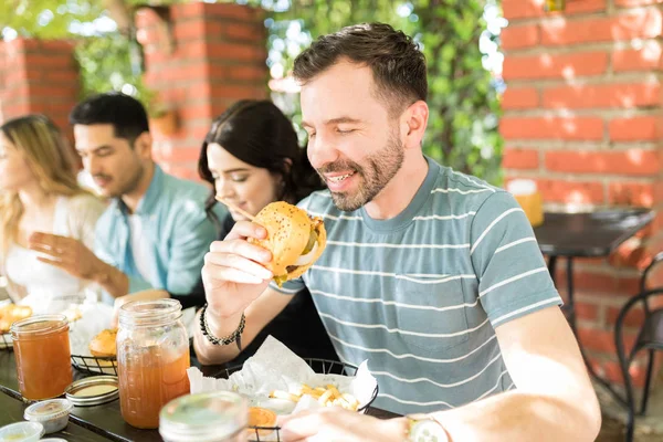 Hombre Tentado Casualidades Mirando Deliciosa Hamburguesa Restaurante —  Fotos de Stock