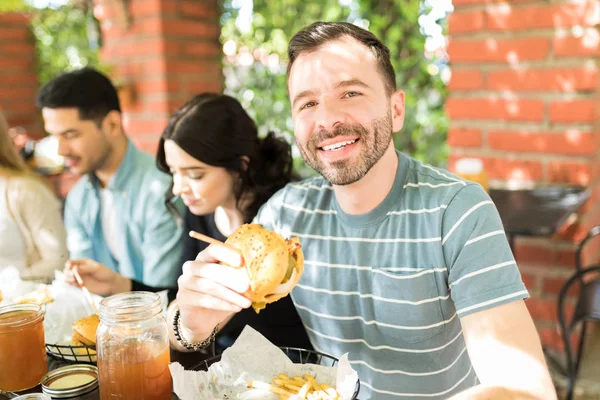 Ragazzo Ispanico Con Barba Mangiare Delizioso Hamburger Con Patatine Fritte — Foto Stock