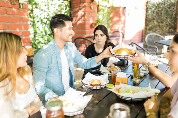 Hombre Latino Bien Parecido Recibiendo Hamburguesas Canasta Comida Amigo Restaurante —  Fotos de Stock