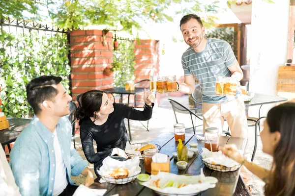 Amigos Multiétnicos Olhando Para Homem Bonito Sorrindo Segurando Copos Cerveja — Fotografia de Stock