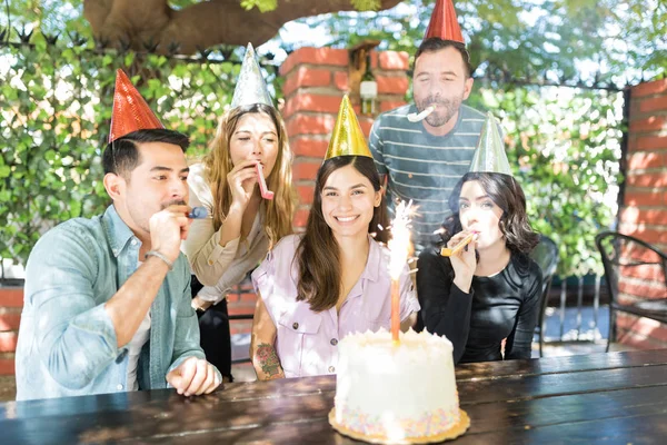 Multi Etnisch Mannen Vrouwen Plezier Beste Vriend Verjaardag Buiten Restaurant — Stockfoto