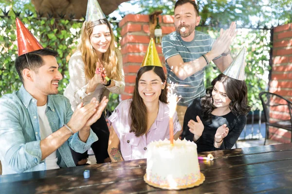 Amigos Celebrando Cumpleaños Una Linda Mujer Con Aplausos Pastel Restaurante —  Fotos de Stock