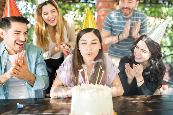 Vrolijke Vrienden Klappen Voor Verjaardag Vrouw Blaast Kaarsen Taart Restaurant — Stockfoto