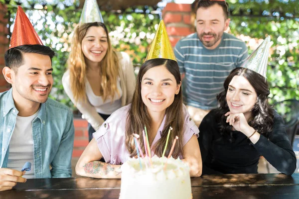 Retrato Una Mujer Latina Sonriente Celebrando Cumpleaños Con Amigos Tarta —  Fotos de Stock