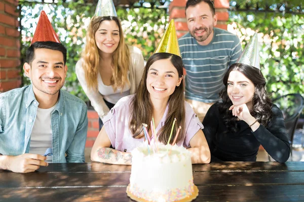 Retrato Amigos Multiétnicos Buen Aspecto Con Delicioso Pastel Disfrutando Fiesta —  Fotos de Stock