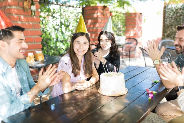 Młodzi Przyjaciele Klaskanie Śpiewa Dla Kobiety Tort Urodzinowy Restauracji Świeżym — Zdjęcie stockowe