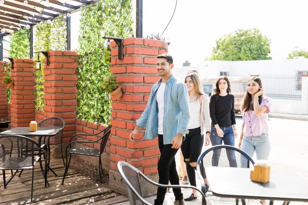 Amis Multiethniques Masculins Féminins Entrant Dans Magasin Hamburgers Pour Fête — Photo