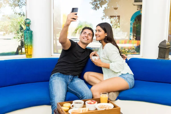 Homem Sorridente Tomando Selfie Com Mulher Enquanto Toma Café Manhã — Fotografia de Stock