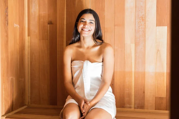 Πορτρέτο Χαμογελώντας Νεαρής Γυναίκας Τυλιγμένο Πετσέτα Χαλαρώνοντας Στη Σάουνα Κατά — Φωτογραφία Αρχείου