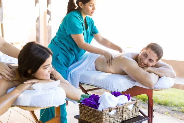 Sonriente Hombre Mirando Novia Mientras Recibe Masaje Masajista Spa Lujo — Foto de Stock